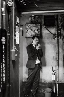 michael-rababy-.man-in-alley-smoking-kyoto-2023jpg