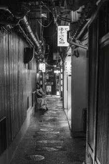 michael-rababy-woman-in-alley-kyoto-2023_